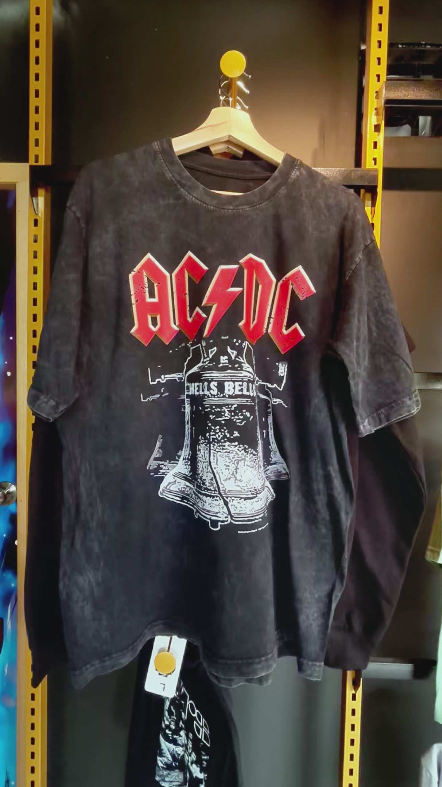 Camiseta AC/DC Hells Bells – Acid Wash Edition